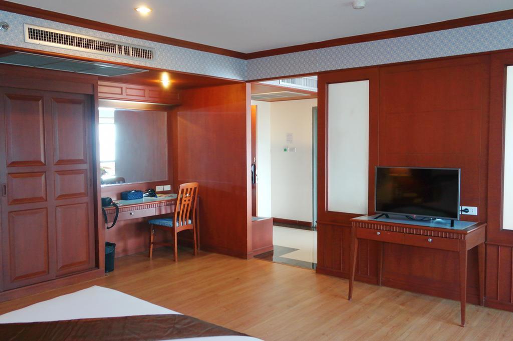 Grand Park Hotel Накхон Си Тамарат Екстериор снимка