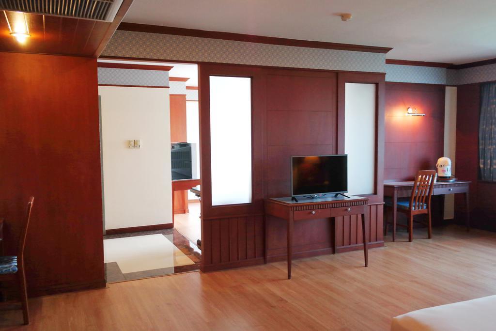 Grand Park Hotel Накхон Си Тамарат Екстериор снимка