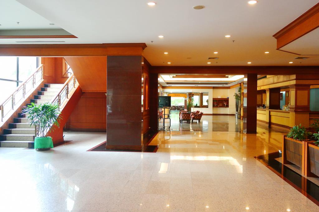 Grand Park Hotel Накхон Си Тамарат Екстериор снимка