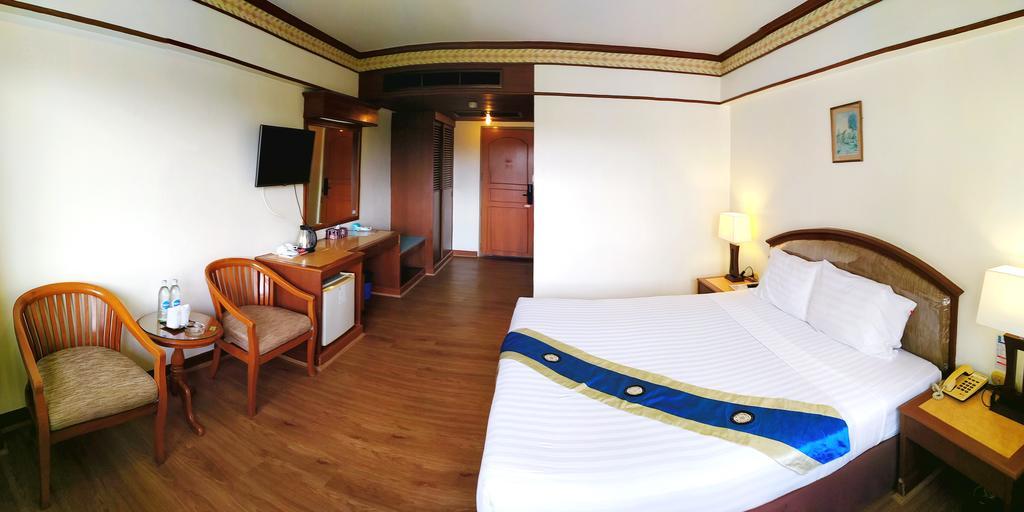 Grand Park Hotel Накхон Си Тамарат Екстериор снимка