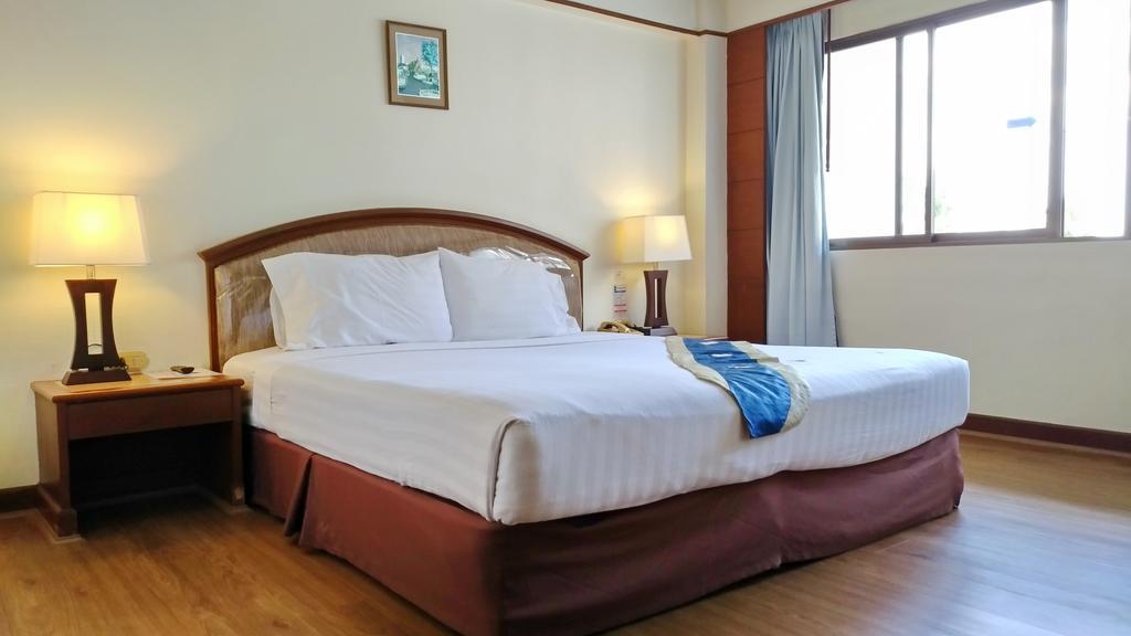Grand Park Hotel Накхон Си Тамарат Екстериор снимка