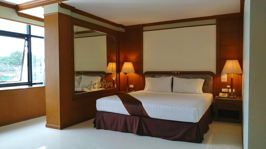 Grand Park Hotel Накхон Си Тамарат Екстериор снимка