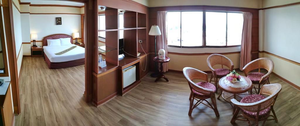 Grand Park Hotel Накхон Си Тамарат Екстериор снимка