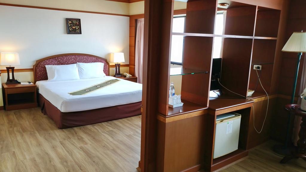 Grand Park Hotel Накхон Си Тамарат Стая снимка