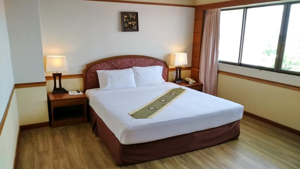 Grand Park Hotel Накхон Си Тамарат Екстериор снимка