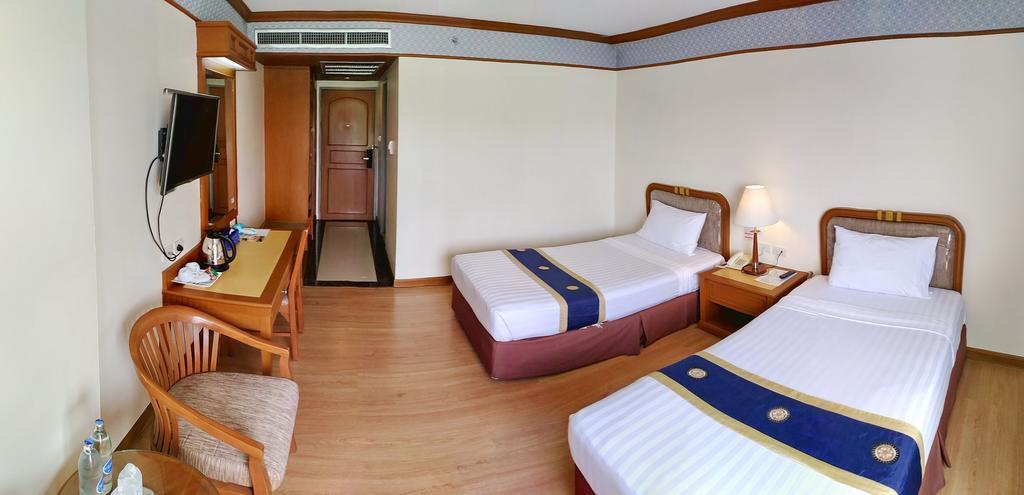 Grand Park Hotel Накхон Си Тамарат Екстериор снимка