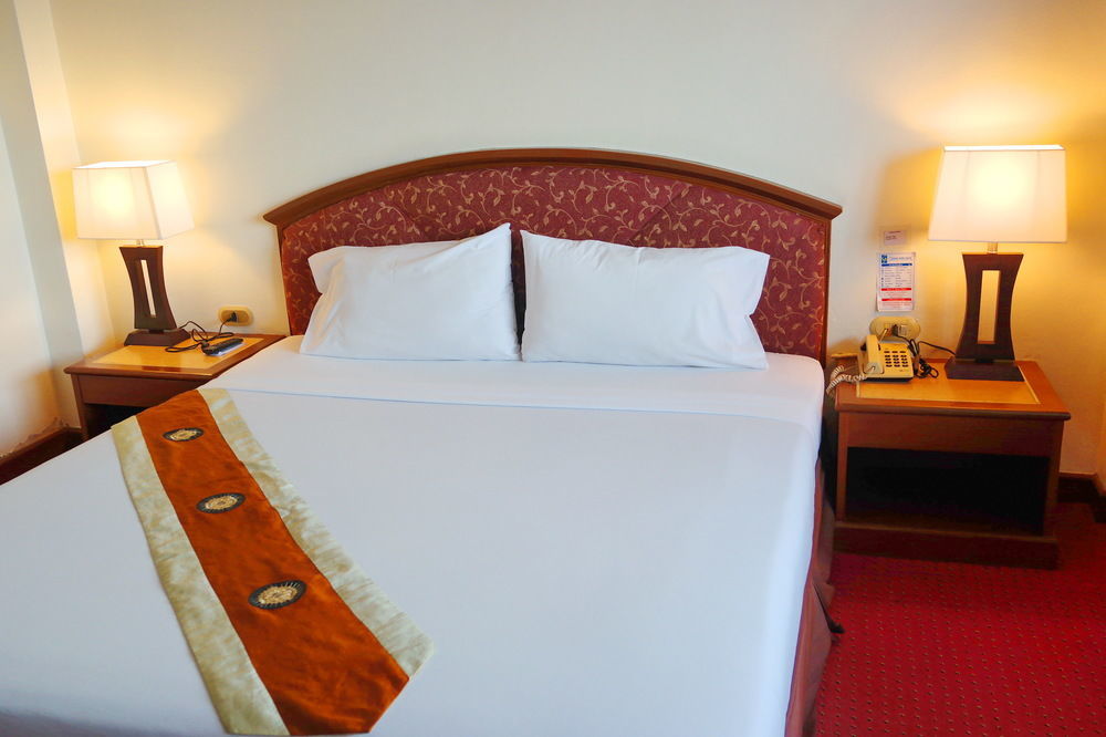 Grand Park Hotel Накхон Си Тамарат Екстериор снимка