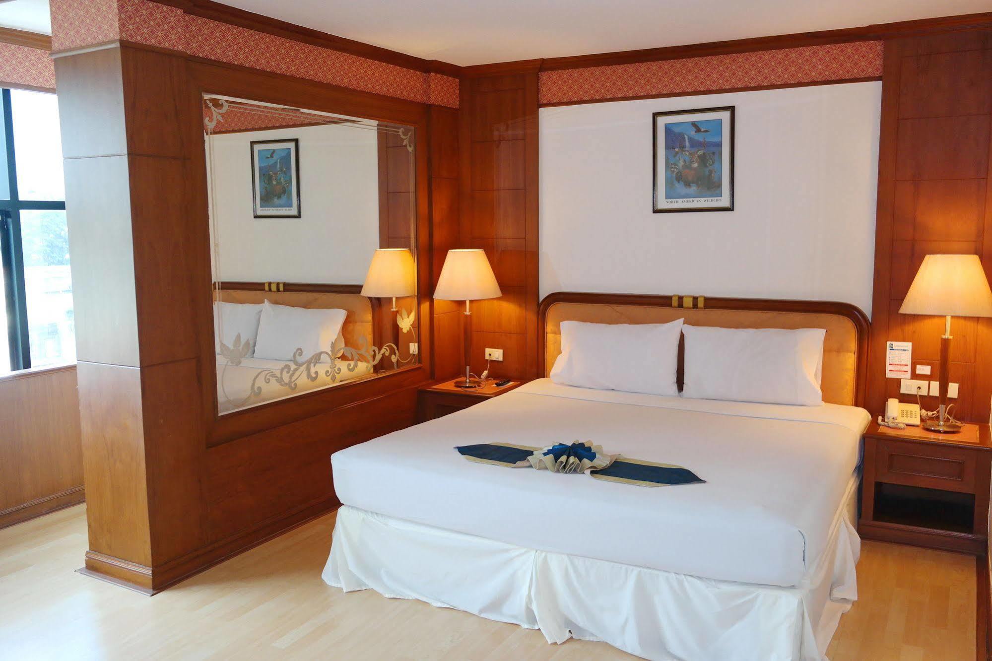 Grand Park Hotel Накхон Си Тамарат Екстериор снимка