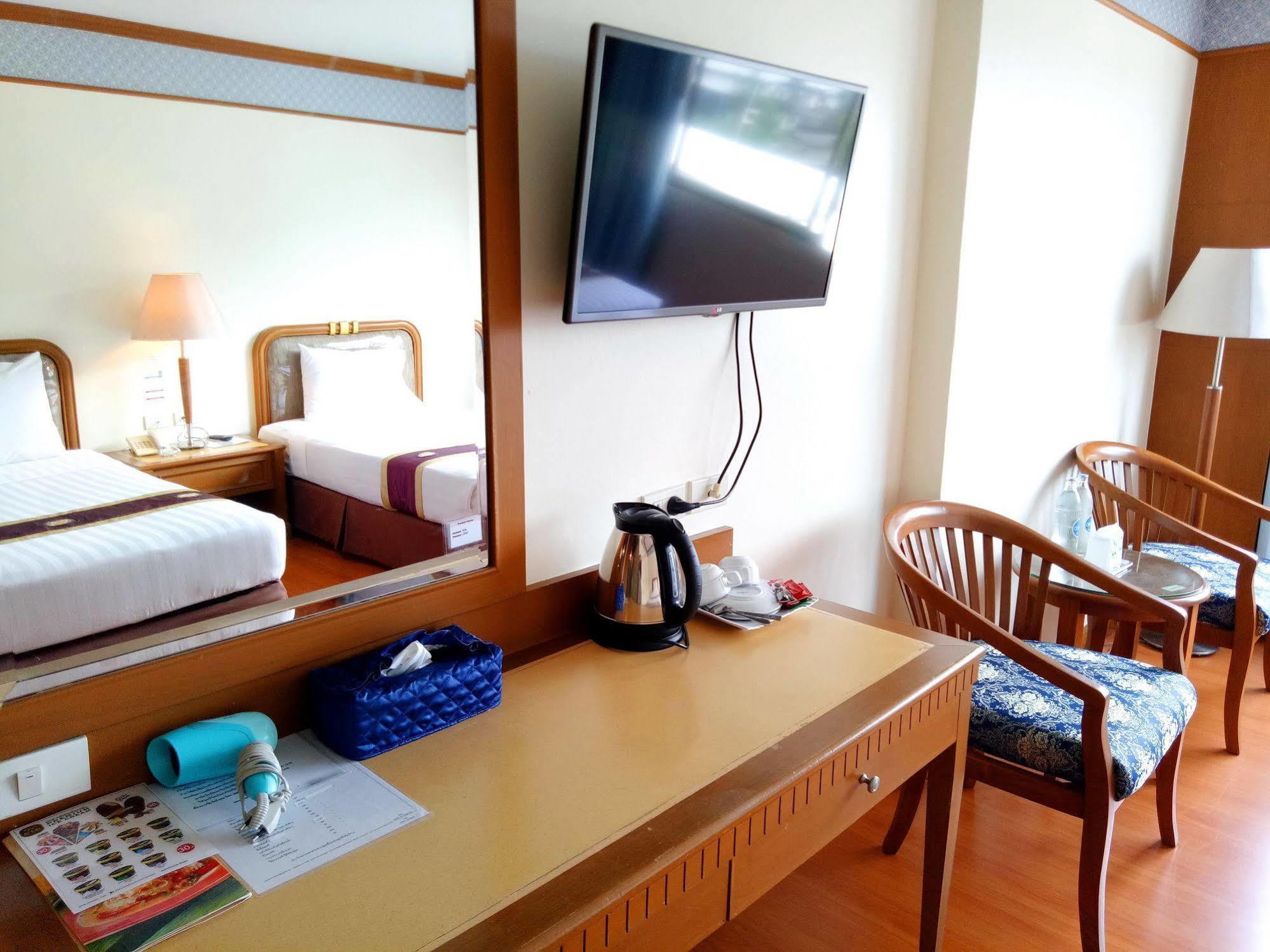 Grand Park Hotel Накхон Си Тамарат Екстериор снимка