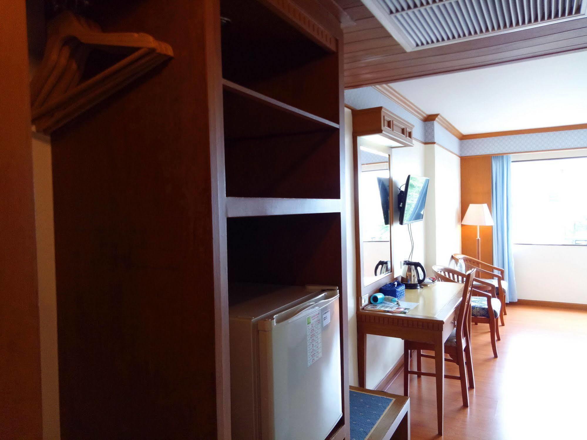 Grand Park Hotel Накхон Си Тамарат Екстериор снимка
